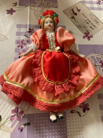 Poupée de collection en porcelaine (Pays de l'Est)