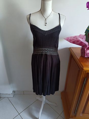Joli robe noire tissus crêpe Neuve