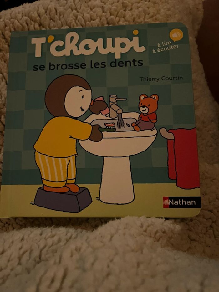 Tchoupi se brosse les dents