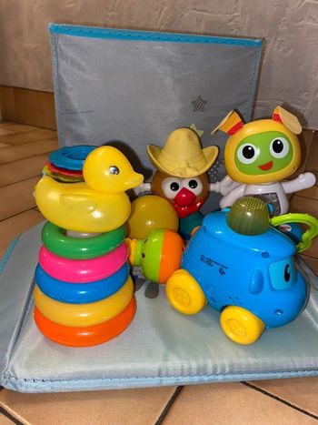 Lot de jouets + pouf rangement