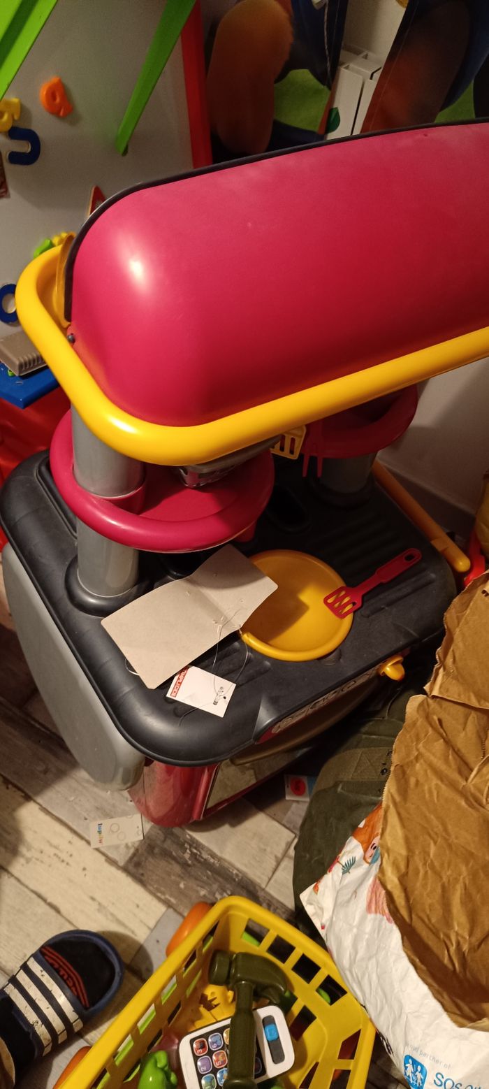 Vont jouer pour enfant de 2 à 8 ans vêtements neuf les chaussures n'ont jamais été utilisé ou très peu les chaussures adidas sont collector et je les vendrai pas en dessous de 20 € avec une paire au choix en plus ou un vêtement en plus les bottes ell - photo numéro 5