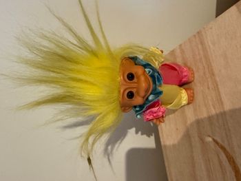 Poupée troll Russ Clown aux cheveux jaunes, vêtue d'une tenue bleue, jaune et rose