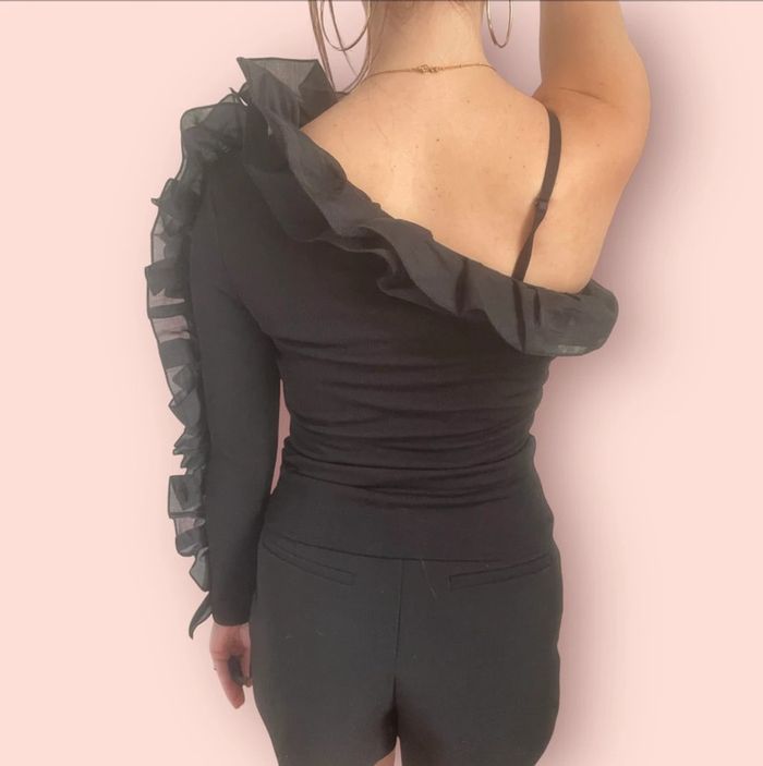 Tee haut élégant chic noir en relief froufrou asymétrique - photo numéro 2