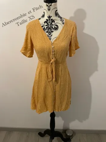 Robe Abercrombie & Fitch jaune moutarde à motifs blanc