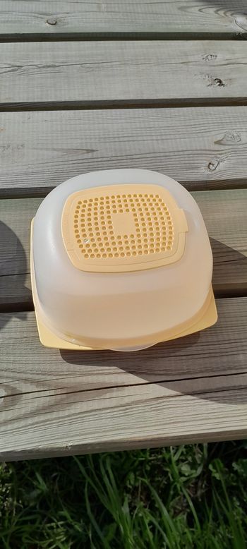 Cavé à fromage tupperware