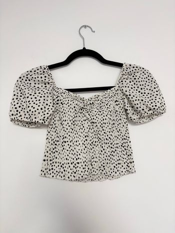 Top smocké Stradivarius blanc pois noirs manches bouffantes – taille S