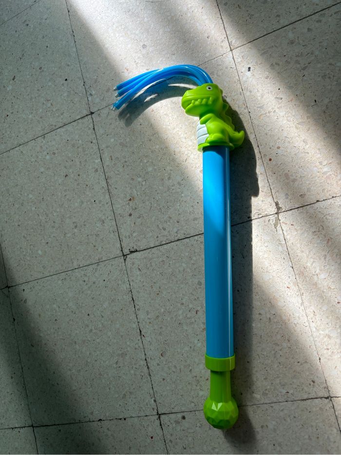 Pistolet à eau dinosaure neuf