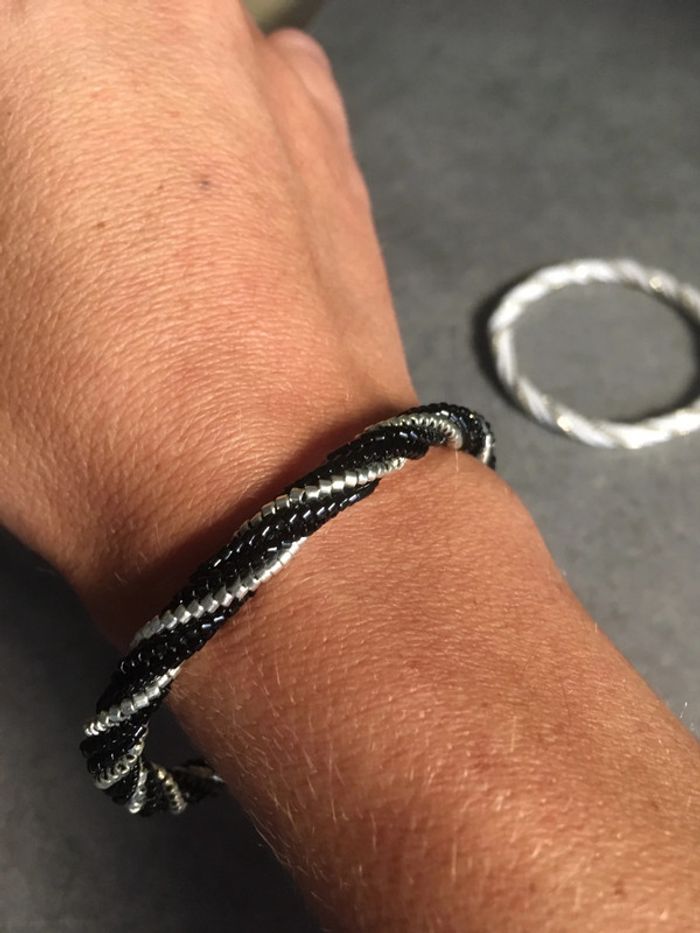 Bracelet jonc en perles - photo numéro 4