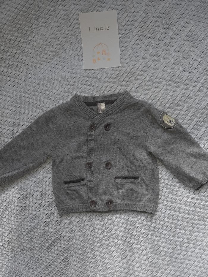 Lot vêtements bébé 1 mois, un gilet offert - photo numéro 2