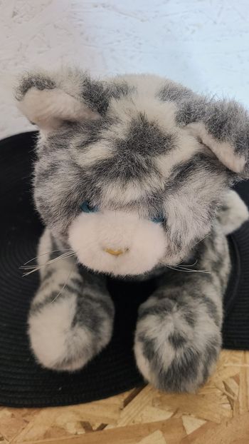Peluche chat gris et blanc allongé