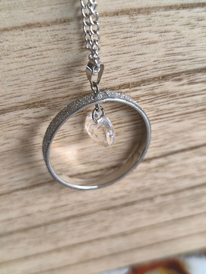 Collier avec pendentif - photo numéro 3