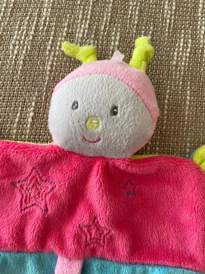 Peluche doudou plat 25cm Sucre d'Orge chenille insecte rose bleu vert très bon état - photo numéro 2