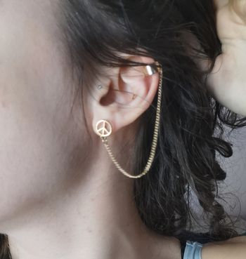 Boucle d'oreille avec bijou cartilage