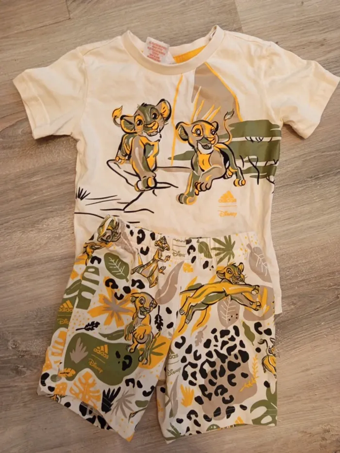 Ensemble roi lion adidas taille 18-24mois neuf