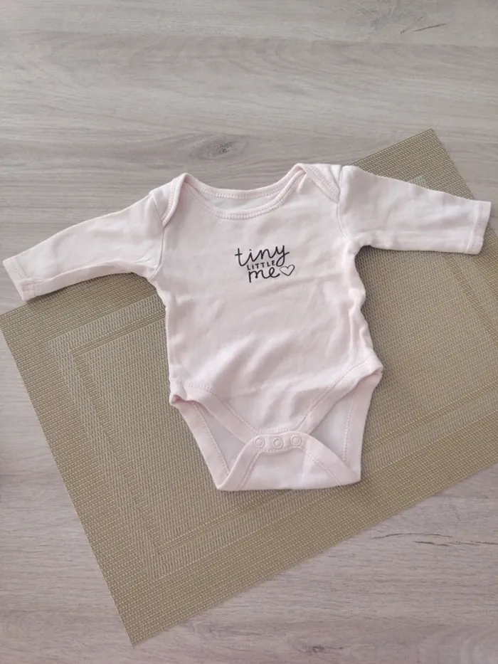 Lot pyjama/ bodies fille 1 mois - photo numéro 11