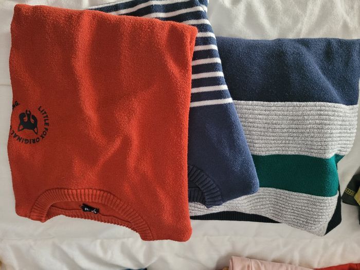 Vends lot 10.ans. Trois pantalons sous pulls t-shirt manches longue et courte et pantalon style jocking - photo numéro 4
