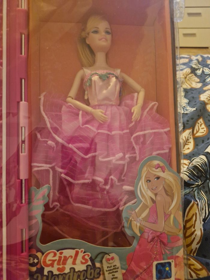 Poupée avec dressing - photo numéro 3