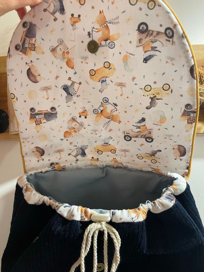 🎒 Sac à dos enfant cousu à la main en velours marine et motifs - photo numéro 2