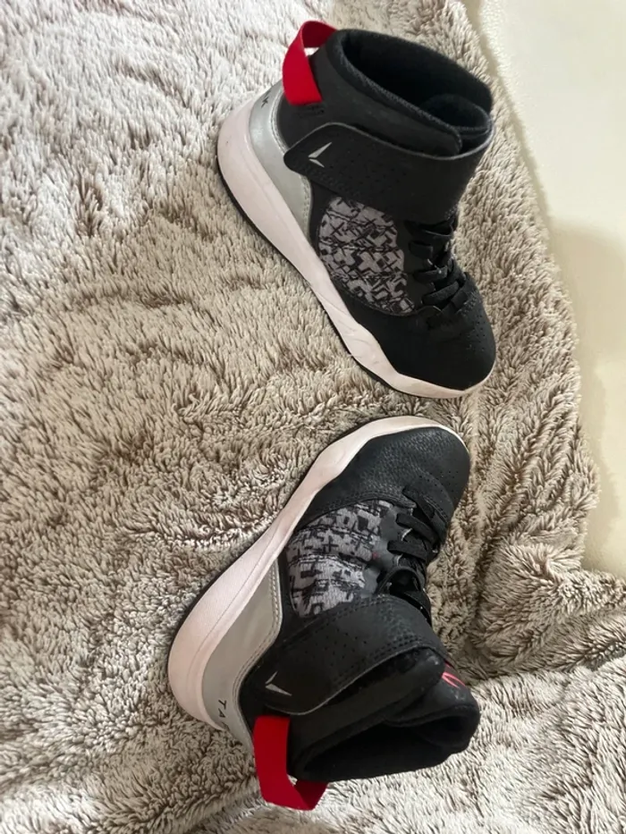 Chaussure sport  basket de basketball tarmak comme neuve - photo numéro 5