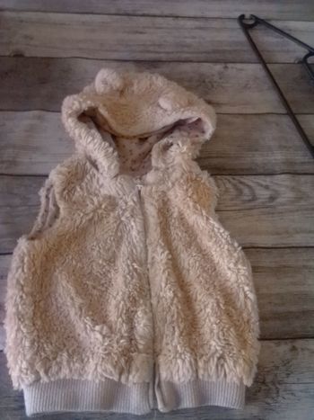 VESTE SANS MANCHE TAILLE 4,5 ANS