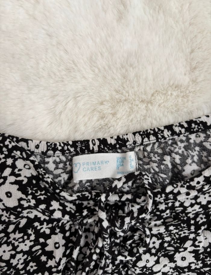 Robe courte fleurie noire et blanche Primark taille 34 - photo numéro 2