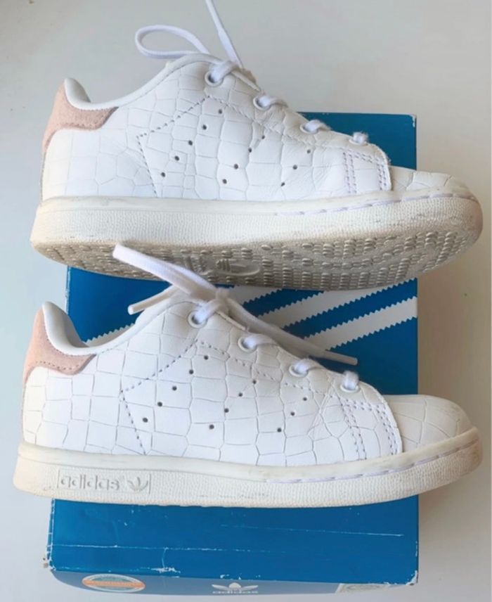 Stan smith adidas rose et reptile P 24 attention une éraflure au bout de la chaussure droite voir photo prix fixe - photo numéro 3