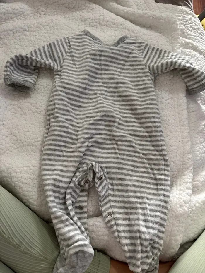 Pyjama 1 mois - photo numéro 2