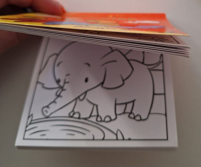 Lot mini album de coloriage et 2 boîtes de crayons de couleur - photo numéro 3