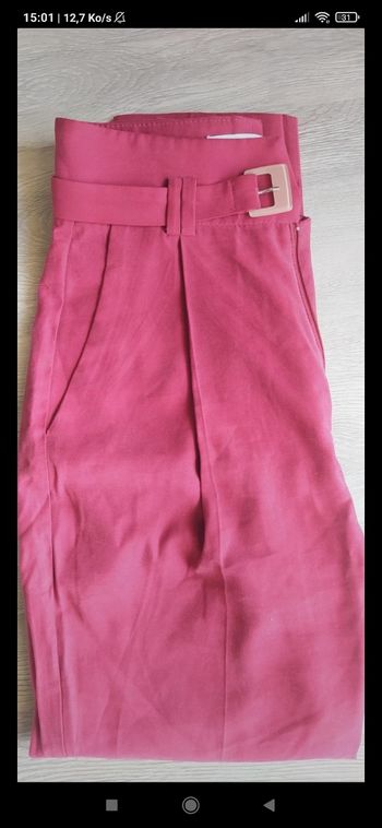 Pantalon taille haut.