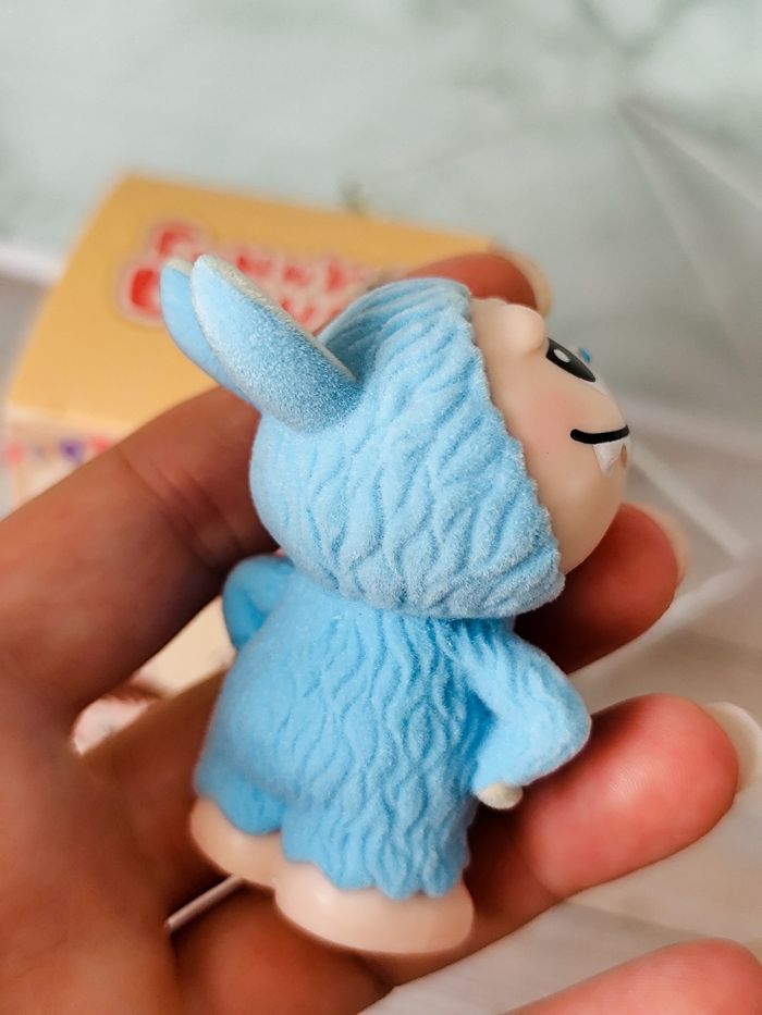 grosse figurine labubu fluffy bleu - photo numéro 3