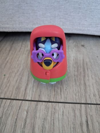 Figurine bluey déguisée en grand mere