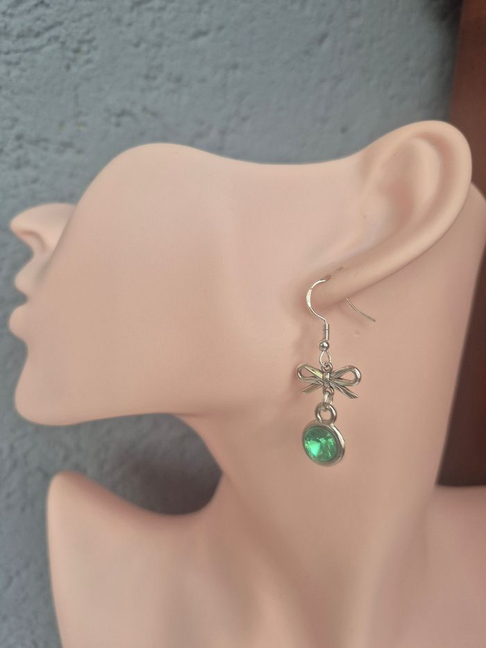 Boucles d’oreilles strass vert et argenté #bouclesoreille #strass #bijoux #mode