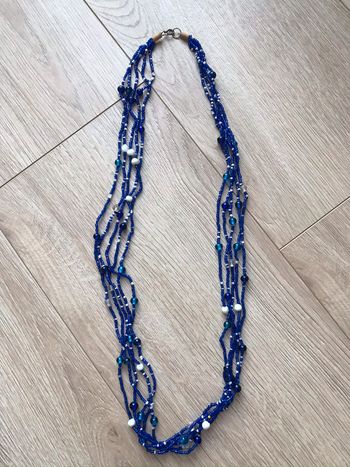 Collier long avec perles bleues et blanches