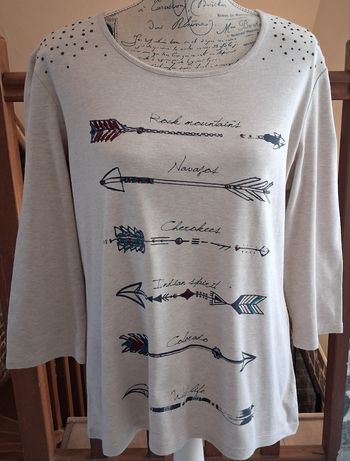 Pull fin beige imprimé, brodé et avec des sequins