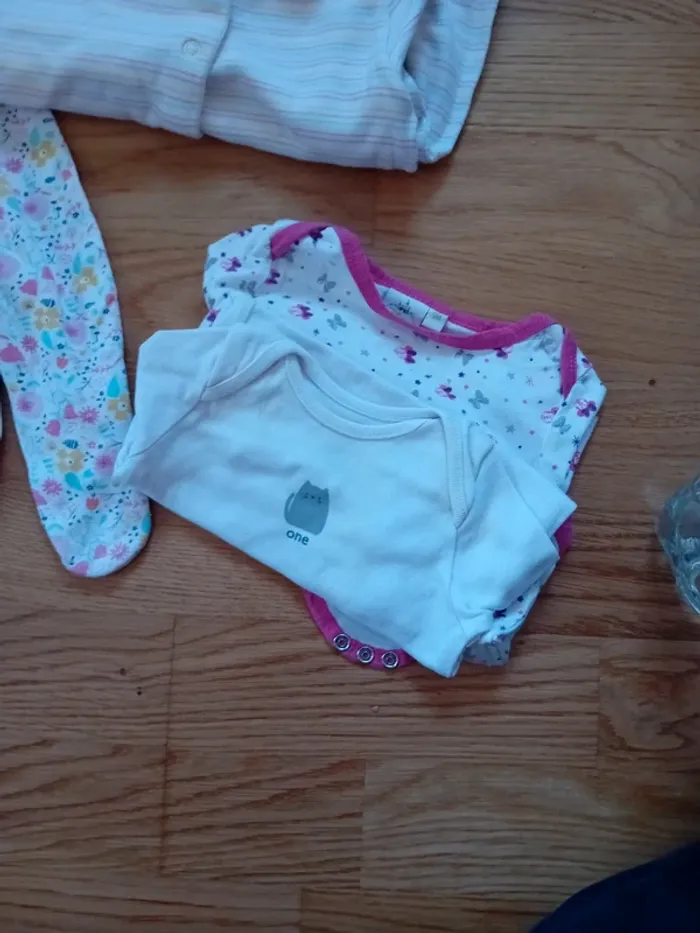 Pyjamas et bodys t 6/9 mois - photo numéro 3
