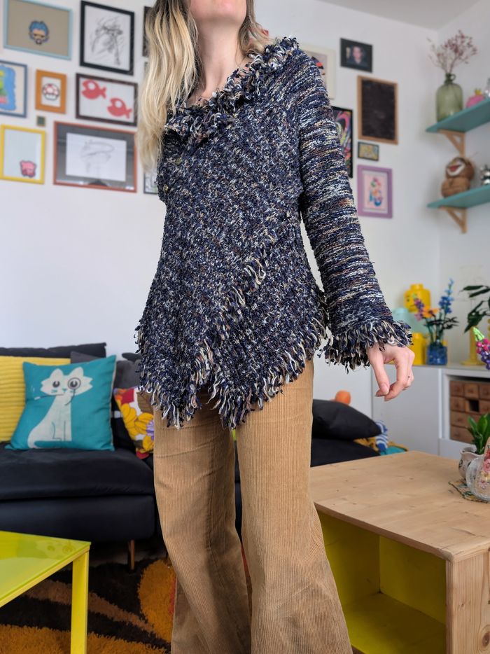 Pull croisé asymétrique en grosses mailles
