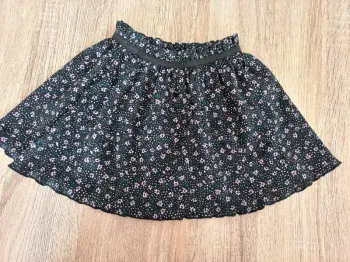 Jupe courte noire à fleurs