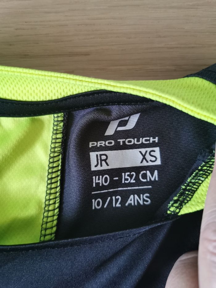 Tee shirt manches courtes de sport 10-12 ans en très bon état - photo numéro 4