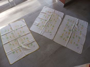 lot de 3 torchons blancs à fleurs jaune et verte brodé BG vintage