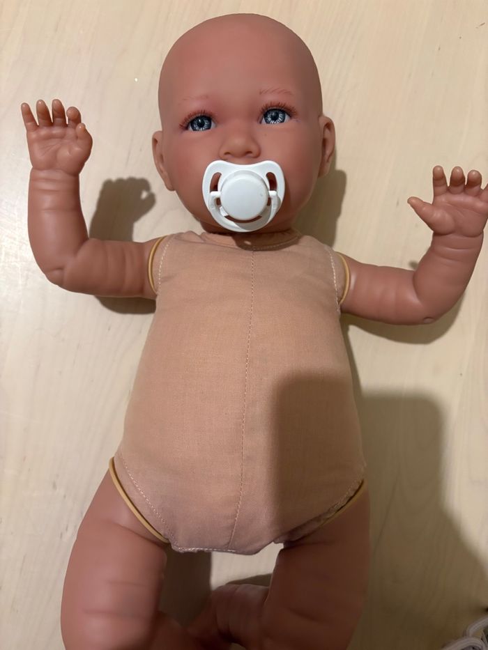 Jolie poupée réaliste Reborn qui pleure et dit Papa, Maman comme neuf avec vêtements et accessoires - photo numéro 5