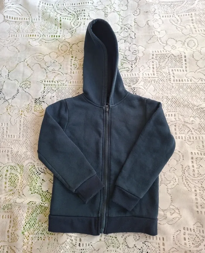 Gilet à capuche bleu marine zippé, Zeeman, en bon état, taille 3/4 ans