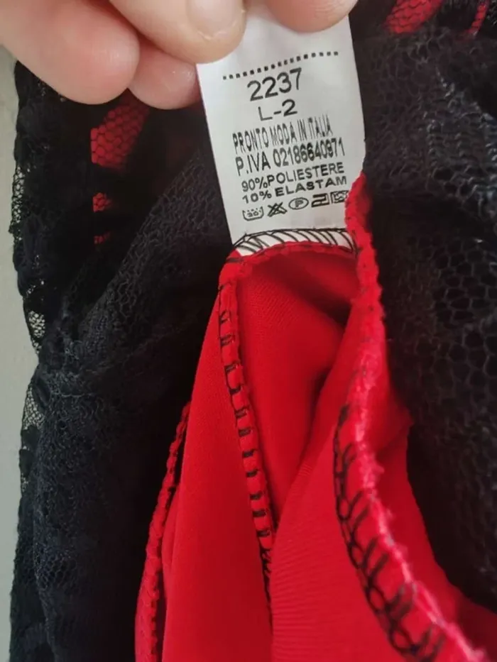Robe à dentelle noire et rouge made in Italie - photo numéro 6