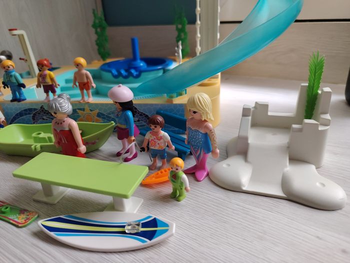 Piscine playmobil avec pleins de figurines - photo numéro 2