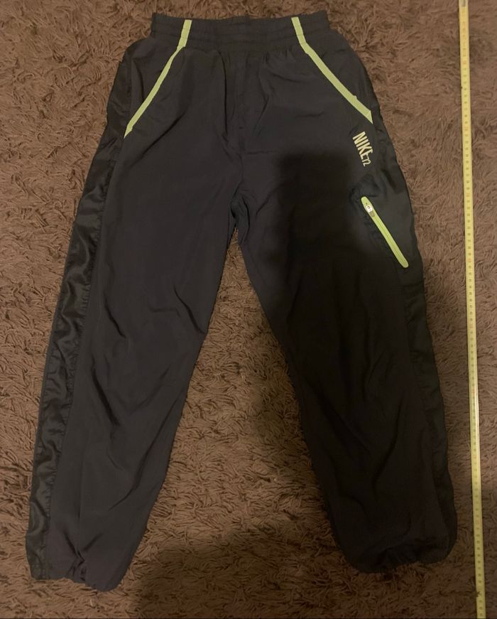 Jogging nike original taille 12/13ans couleur gris anthracite