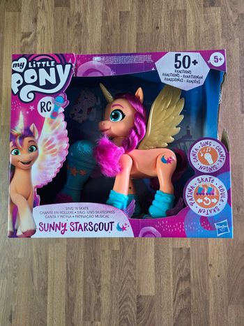 My Little Pony: A New Generation Movie Sing 'N Skate Sunny Starscout – Interactive 22.5 cm Remote Control Toy with 50 Reactions, Lights
