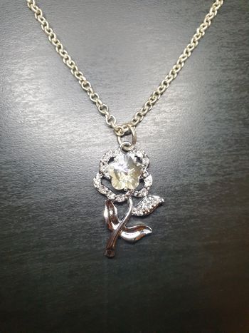 Collier "Fleur" argenté et blanc