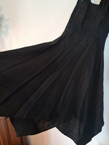 Petite robe noire mi-longue