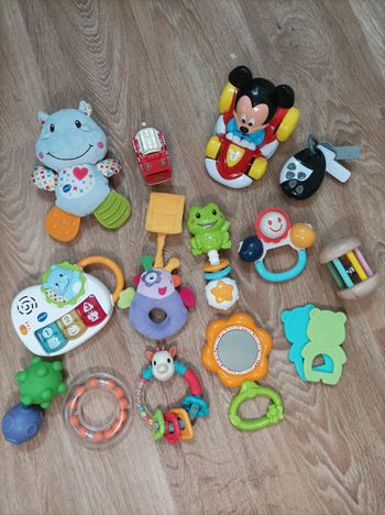 Lot de jouets pour bébé