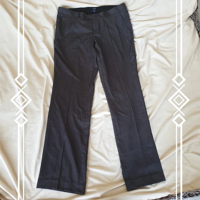 pantalon type de costume, gris, taille 40, marque Kiabi, en très bon état.