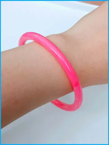 Bracelet jonc fushia minimaliste en résine – pièce tendance et légère